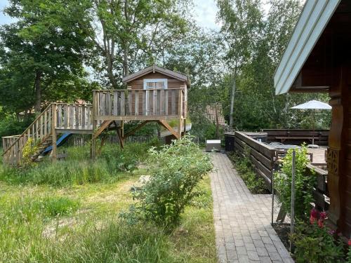 En have udenfor Traditional Viking House Near Rågeleje Beach