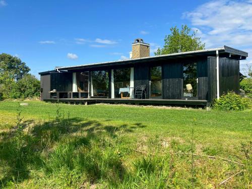 ØrbyにあるOriginal Friis & Moltke House At Ellemandsbjergetの緑地の上に座る黒家