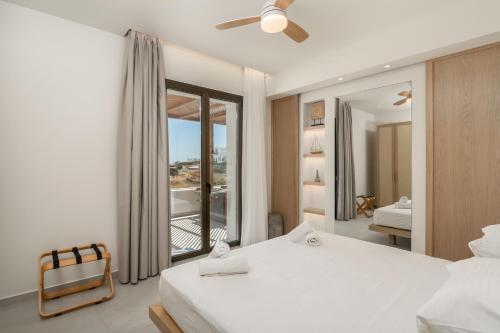 Postel nebo postele na pokoji v ubytování Lavea Suites Milos