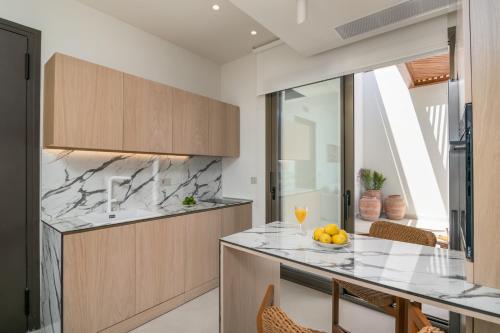 Kuchyň nebo kuchyňský kout v ubytování Lavea Suites Milos