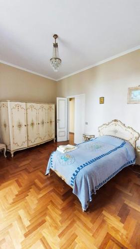 Postel nebo postele na pokoji v ubytování Historic Villa From 1905 With Panoramic Rome View