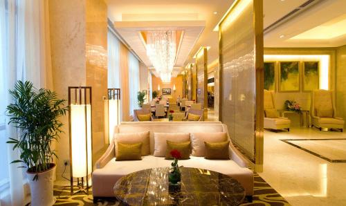 a living room with a couch and a table at Crowne Plaza Yichang by IHG in Yichang