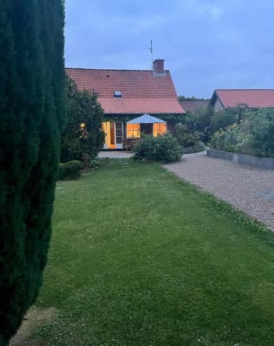 Zahrada ubytování Beach House With Access To Sandy Beach