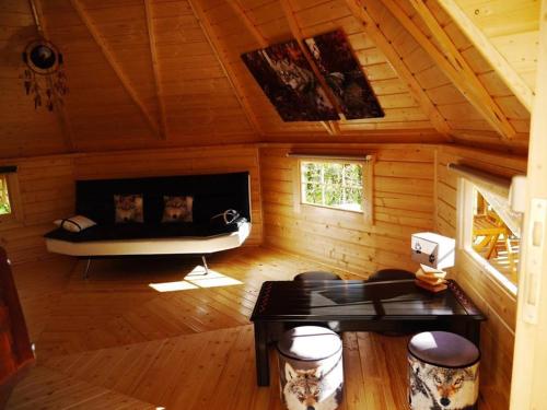 a living room with a couch in a log cabin at Nomad Planet in Fiães do Rio