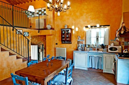 Η κουζίνα ή μικρή κουζίνα στο Panoramic Villa In The Tuscan Hills