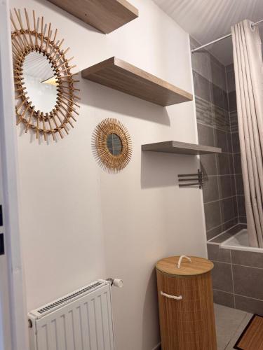 ブゾンにあるAppartement moderne proche La Défenseのバスルーム(鏡2つ、シャワー付)