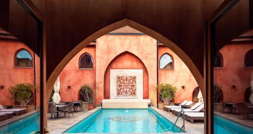 Бассейн в Mesés Shiraz Hotel Superior-Adults only или поблизости