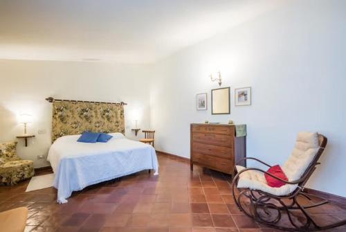 Ένα ή περισσότερα κρεβάτια σε δωμάτιο στο Panoramic Guesthouse In The Siena Hills