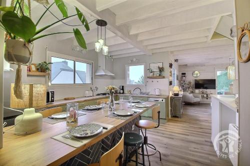 - une grande cuisine avec une grande île dans l'établissement La pouillouse, à Erquy