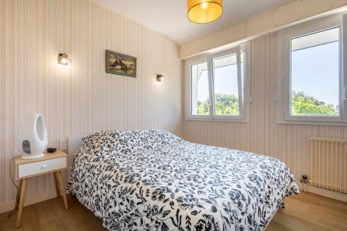 Postel nebo postele na pokoji v ubytování Ty porz mouzic vue mer 50m plage