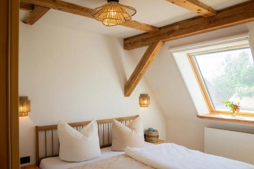 a bedroom with a bed with white pillows and a window at Design House At Lake Keezer For Families in Häven