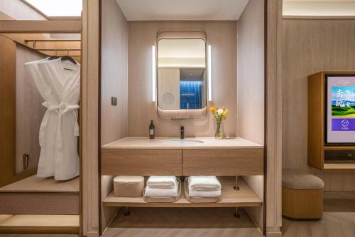 Uma casa de banho em Jingdong Headquarters Crystal Orange Hotel, Yizhuang, Beijing