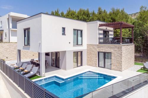 Villa Nina - heated pool - near Omiš