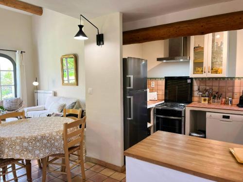 Kuchyň nebo kuchyňský kout v ubytování Provençal Villa With Luberon Views