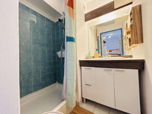 une salle de bain avec un lavabo et une douche dans l'établissement Appt 2 pièces 4 couchages CAP D'AGDE CT045-2911, au Cap d'Agde