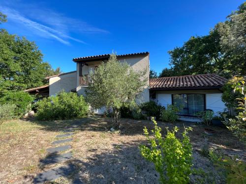 une maison avec un jardin devant dans l'établissement Maison Albatros, à Pyla-sur-Mer