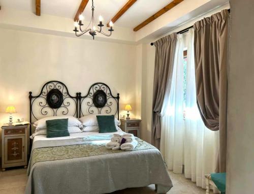Ένα ή περισσότερα κρεβάτια σε δωμάτιο στο Villa With Mediterranean Garden In Castiglione