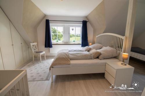 a bedroom with a bed and a window at 58 Ferienhaus Sonnenblick in Avendorf auf Fehmarn
