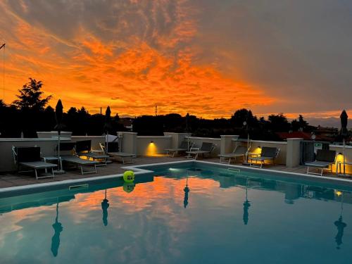 Bazén v ubytování Hotel Alfieri nebo v jeho okolí
