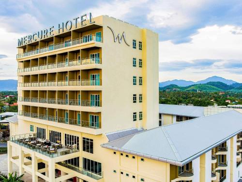 ein Hotelgebäude mit einem Schild darauf in der Unterkunft Mercure Langkawi Pantai Cenang in Pantai Cenang