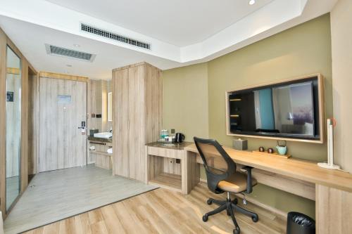 Atour Hotel Harbin Songbei Ice and Snow Worldにあるテレビまたはエンターテインメントセンター