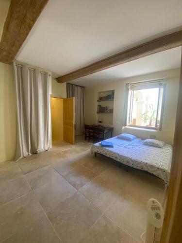 une chambre avec un lit et une fenêtre dans l'établissement Spa Roquemaure, à Roquemaure