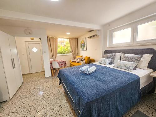 Ένα ή περισσότερα κρεβάτια σε δωμάτιο στο Vita Studio House with Garden and Parking - Renovated 2025
