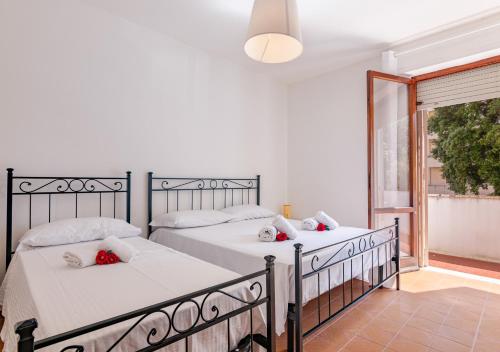 2 camas en un dormitorio con balcón en Landi 2 - Near the center, free public parking, en Pisa