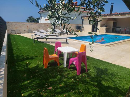 Villa FARO - new house, near beaches, heated pool, playroom, bbq, Salvore - Istria