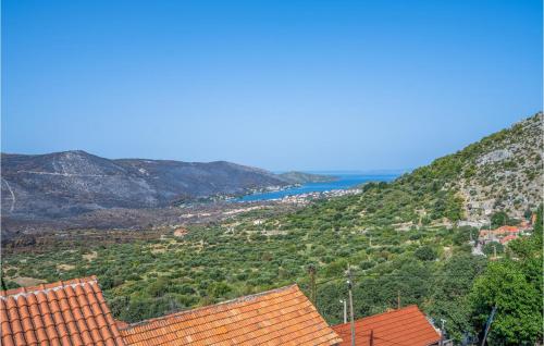 vista su una collina con case e sull'oceano di Awesome Home In Grebastica With Wifi a Grebaštica