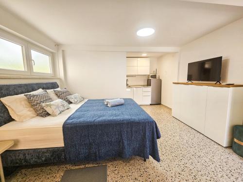 Ένα ή περισσότερα κρεβάτια σε δωμάτιο στο Vita Studio House with Garden and Parking - Renovated 2025