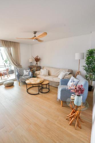 a living room with a couch and a table at PRECIOSO y EXCLUSIVO APARTAMENTO EN 1º LINEA DE PLAYA CON PARKING in Almuñécar