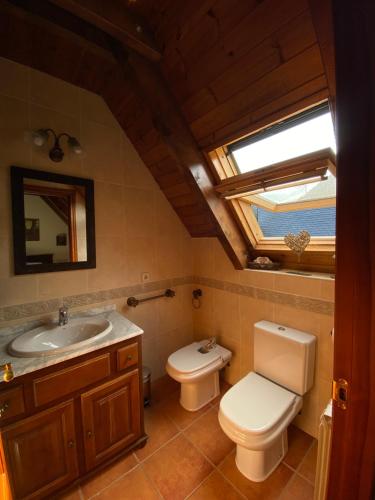 Bilik mandi di Casa val de Unhola