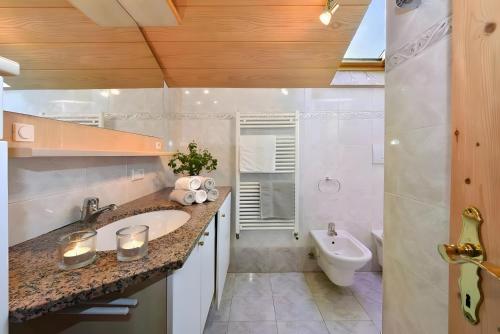 Gatterpunerhof في Vols am Schlern: حمام مع حوض ومرحاض وحوض استحمام