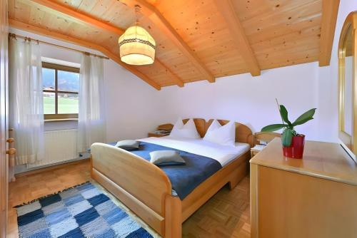 Gatterpunerhof في Vols am Schlern: غرفة نوم بها سرير وسقف خشبي