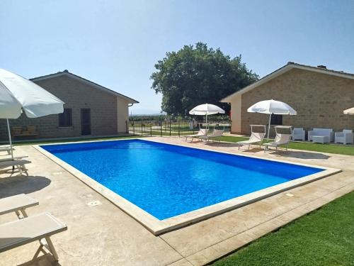 Bazén v ubytování Agriturismo Cavalieri nebo v jeho okolí