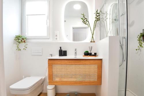 a bathroom with a sink and a toilet at PRECIOSO y EXCLUSIVO APARTAMENTO EN 1º LINEA DE PLAYA CON PARKING in Almuñécar
