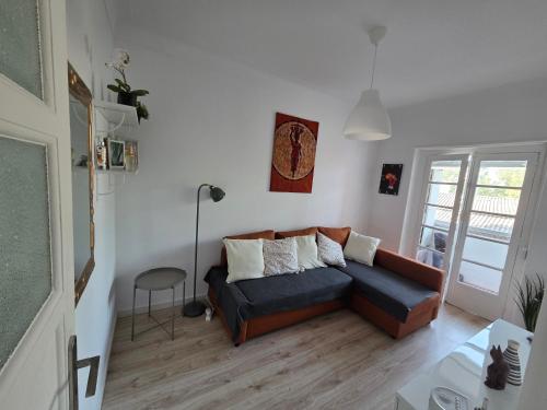 a living room with a couch and a window at Peaceful Stay - Lisbon in Amadora