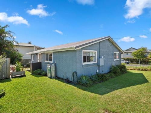 a small blue house in a yard at Sandy Toes in Sawtell