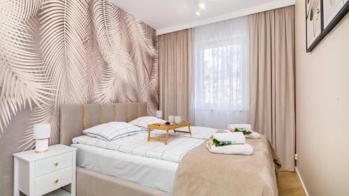 ein kleines Schlafzimmer mit einem Bett und einem Fenster in der Unterkunft Stegna Park II blisko morza Apartamenty Piamola in Stegna