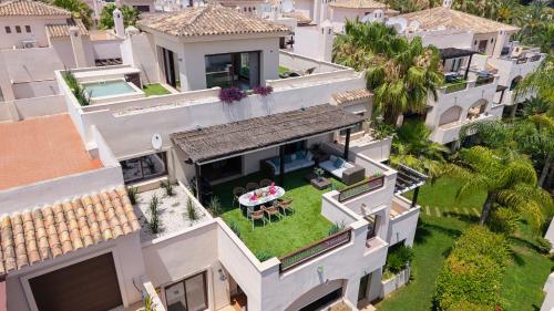 VACATION MARBELLA I Private HEATED Swimming pool, Walking distance to Puerto Banus, Security 24-7, BBQ, Pool Table, WiFi