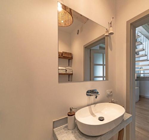 a bathroom with a sink and a mirror at Dom Tabaszowa 182 - Jezioro Rożnowskie in Tabaszowa