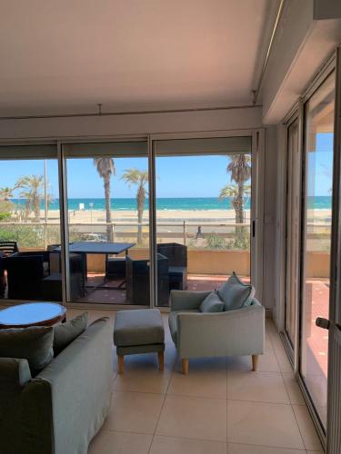 110m2 les pieds dans l'eau terrasse front de mer