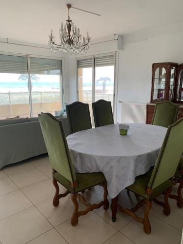 110m2 les pieds dans l'eau terrasse front de mer