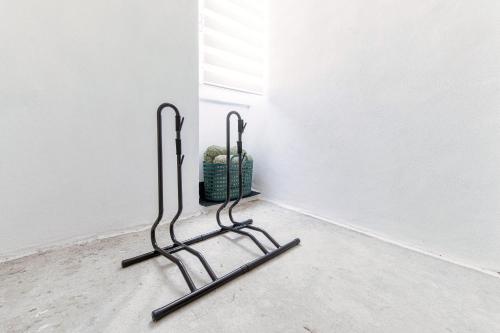 a couple of metal stands in the corner of a room at Luce & Olive - by MyHomeInComo in Acquaseria