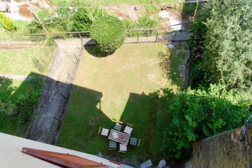 an overhead view of a park with a bench in a yard at Luce & Olive - by MyHomeInComo in Acquaseria
