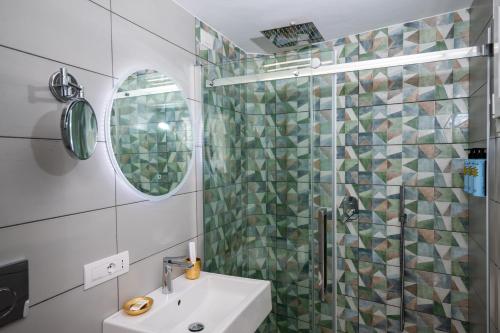 a bathroom with a sink and a glass shower at Hotel Villa Gabrisa in Positano