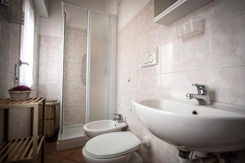 a bathroom with a sink and a toilet and a shower at Comodità a due passi dal centro di Verbania in Verbania