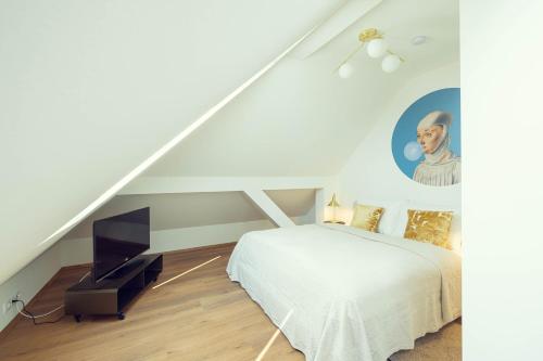 a bedroom with a bed and a painting on the wall at LeonArt Living 61 in Graz