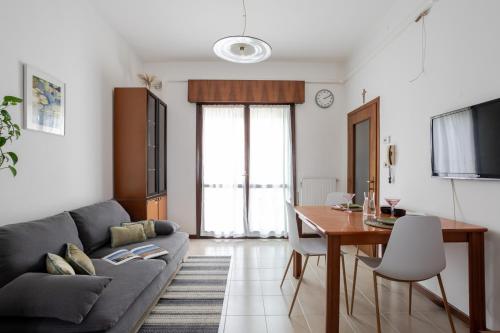 una sala de estar con un sofá y una mesa en A pochi passi dal mare Appartamento in centro, en Lido di Jesolo
